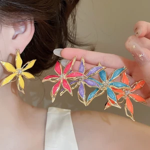 Bông tai boho mạ vàng đính hoa tráng men nhiều màu, phù hợp làm trang sức hàng ngày và kỳ nghỉ hè