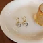 Bông tai hình trái tim vàng với zircon halo, trung tâm nhựa trong suốt - Trang sức nhẹ cho nữ hàng ngày