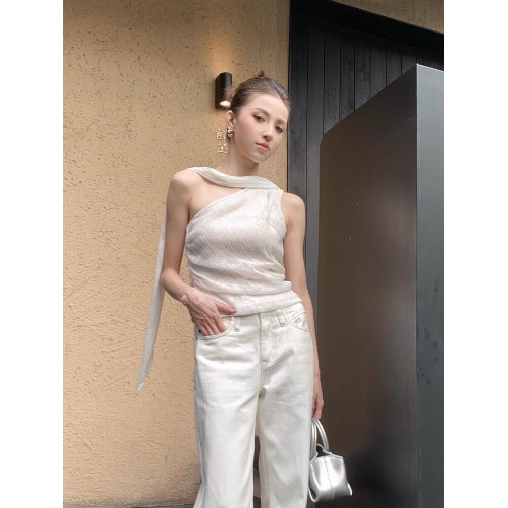 Áo vest nữ không tay hở vai màu trắng với dây ruy băng bất đối xứng, phù hợp mùa hè