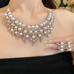 Bộ trang sức hình quạt với ngọc trai và kim cương giả, vòng cổ và bông tai mạ bạc, phù hợp cô dâu