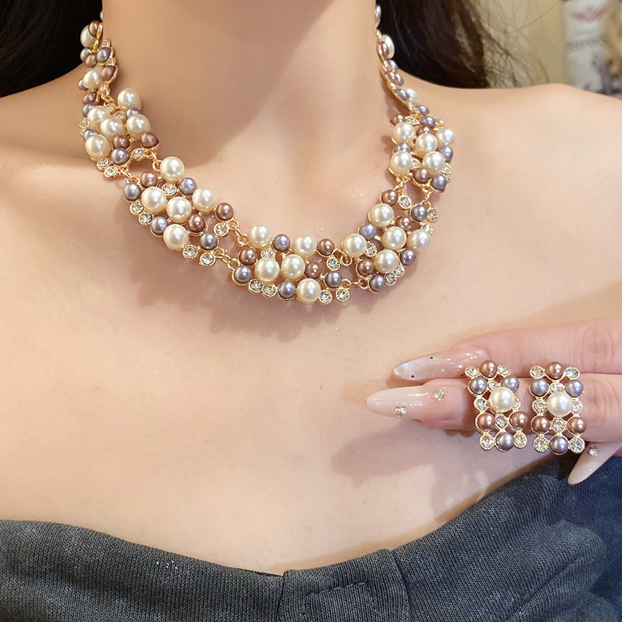 Bộ trang sức ngọc trai và kim cương giả nhiều màu, phù hợp làm phụ kiện đi biển hoặc cho cô dâu