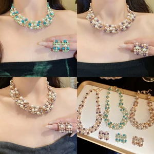 Bộ trang sức ngọc trai và kim cương giả nhiều màu, phù hợp làm phụ kiện đi biển hoặc cho cô dâu