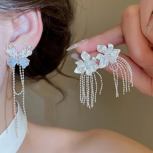 Bông tai mạ bạc rỗng bướm thủy tinh xanh tua rua thả - Sang trọng và tinh tế cho phụ kiện hàng ngày