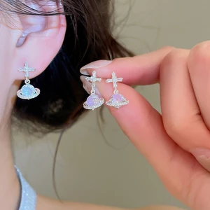 Bông tai thả sao Thổ mạ bạc với đinh tán chữ thập và cubic zirconia - Phù hợpwear hàng ngày