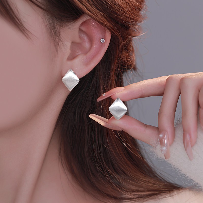 Bông tai nữ vàng 18K mạ điện kim loại hình kim cương, sang trọng và giá rẻ