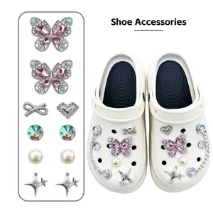 Phụ Nữ Clog DIY Giày Quyến Rũ Bộ Phong Cách Công Chúa Màu Hồng Bạc 3D Bướm Kim Loại Nút Sandal Lỗ Giày Trang Trí Phụ Kiện Quà Tặng