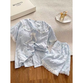 Một bộ đồ ngủ nữ bằng cotton mỏng nhẹ với đệm ngực, màu xanh nhạt, họa tiết ren, phù hợp cho cả gia đình