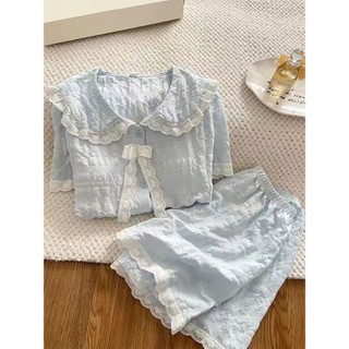 Một bộ đồ ngủ nữ bằng cotton mỏng nhẹ với đệm ngực, màu xanh nhạt, họa tiết ren, phù hợp cho cả gia đình