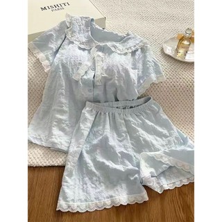 Một bộ đồ ngủ nữ bằng cotton mỏng nhẹ với đệm ngực, màu xanh nhạt, họa tiết ren, phù hợp cho cả gia đình