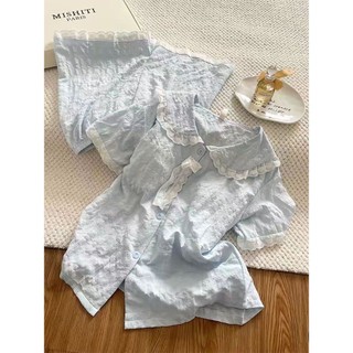 Một bộ đồ ngủ nữ bằng cotton mỏng nhẹ với đệm ngực, màu xanh nhạt, họa tiết ren, phù hợp cho cả gia đình