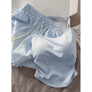Bộ đồ ngủ sọc xanh có đệm ngực quần short treo tại nhà
