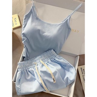 Bộ đồ ngủ sọc xanh có đệm ngực quần short treo tại nhà