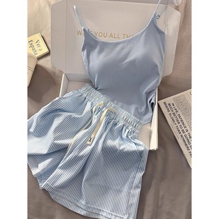 Bộ đồ ngủ sọc xanh có đệm ngực quần short treo tại nhà