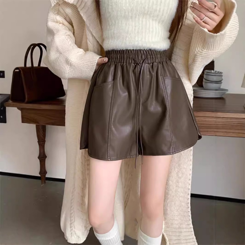 Quần short chân rộng bằng da PU, phù hợp mùa hè, thiết kế high waist A-line.