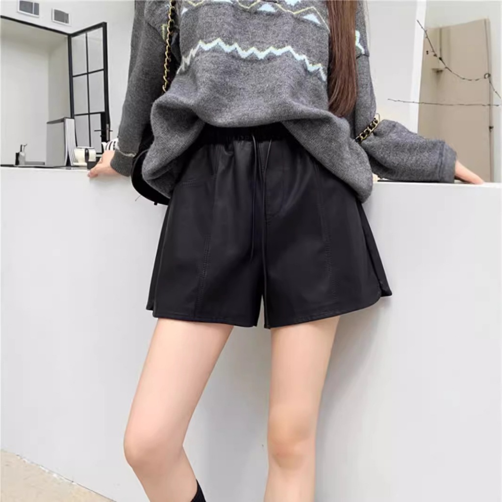 Quần short chân rộng bằng da PU, phù hợp mùa hè, thiết kế high waist A-line.