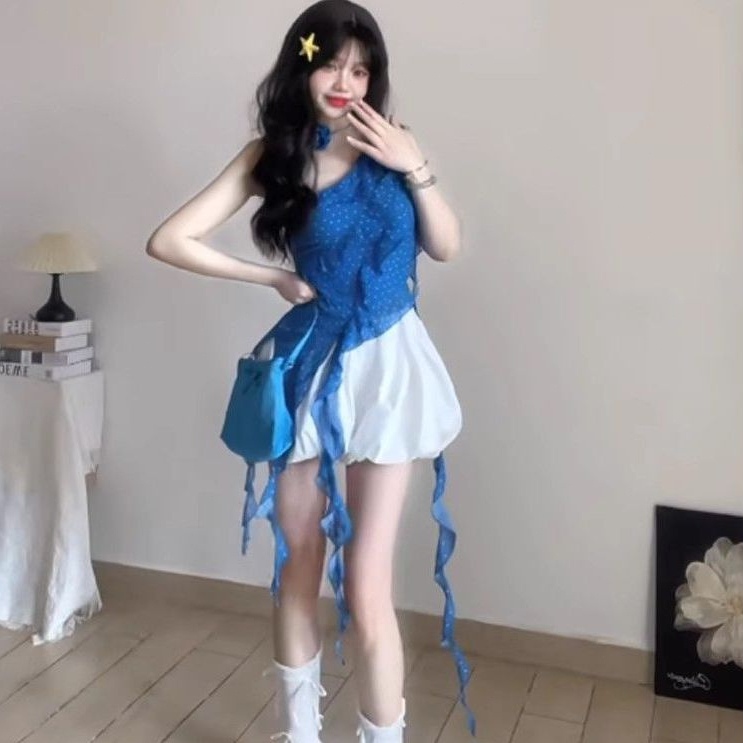 Áo vest yếm đeo vai chấm bi màu xanh, thiết kế bèo nhún thanh lịch, phù hợp mùa hè