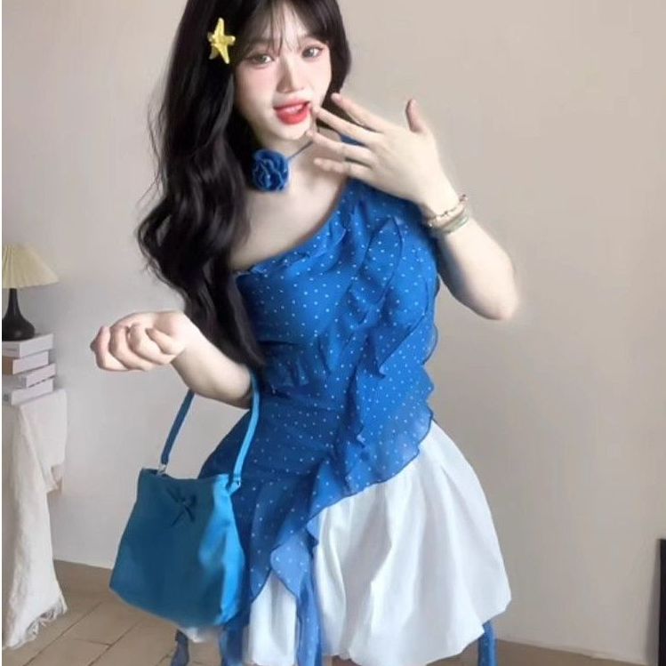 Áo vest yếm đeo vai chấm bi màu xanh, thiết kế bèo nhún thanh lịch, phù hợp mùa hè
