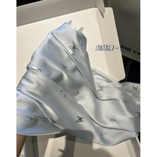 Váy ngủ treo in hình con bướm với băng lụa mát mẻ và đệm ngực, lý tưởng cho việc mặc ở nhà