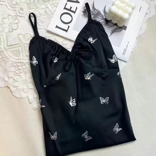 Váy ngủ treo in hình con bướm với băng lụa mát mẻ và đệm ngực, lý tưởng cho việc mặc ở nhà