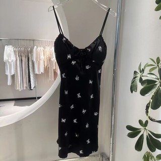 Váy ngủ treo in hình con bướm với băng lụa mát mẻ và đệm ngực, lý tưởng cho việc mặc ở nhà
