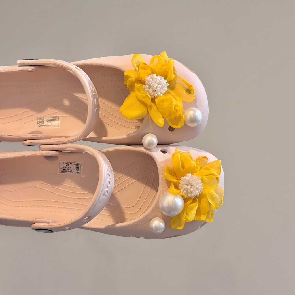 Phụ Nữ Bé Gái Trẻ Em Tắc Sandal Giày DIY Quyến Rũ Phong Cách Cổ Tích Hoa Vàng Mặt Dây Chuyền Nút Lỗ Giày Trang Trí Bộ Phụ Kiện Quà Tặng
