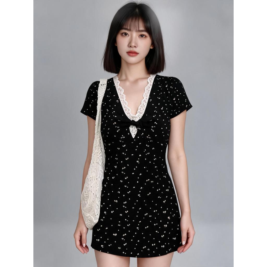 Váy ngắn ôm màu đen với ren hoa, phong cách Pháp