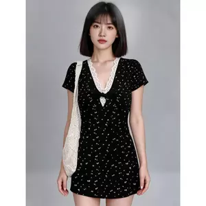 Váy ngắn ôm màu đen với ren hoa, phong cách Pháp