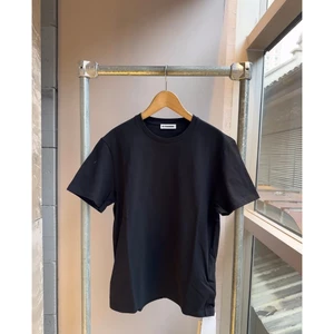Áo thun ngắn tay ngoại cỡ Unisex, thẻ da tối giản dập nổi Logo chữ cái trên lưng – Đen / Trắng