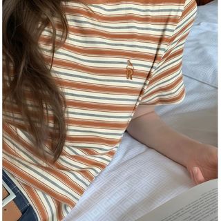 Áo thun ngắn tay thêu sọc "R" | Áo dáng rộng thường ngày - Fit Crew Neck Top