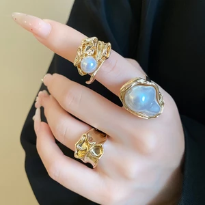 Bộ vòng 3 tông màu vàng có thể điều chỉnh với ngọc trai Baroque & kết cấu dung nham không đều, Nhẫn tuyên bố sang trọng tối giản dành cho nữ