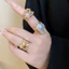 Bộ vòng 3 tông màu vàng có thể điều chỉnh với ngọc trai Baroque & kết cấu dung nham không đều, Nhẫn tuyên bố sang trọng tối giản dành cho nữ