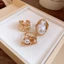 Bộ vòng 3 tông màu vàng có thể điều chỉnh với ngọc trai Baroque & kết cấu dung nham không đều, Nhẫn tuyên bố sang trọng tối giản dành cho nữ