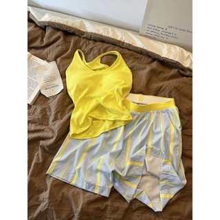 Bộ đồ ngủ vest đệm màu vàng dành cho nữ quần short sọc tại nhà