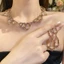 Tuyên bố tông màu vàng Vòng cổ Choker, Kim cương giả cắt hình chữ nhật với thiết lập hào quang, Trang sức cổ điển cho nữ