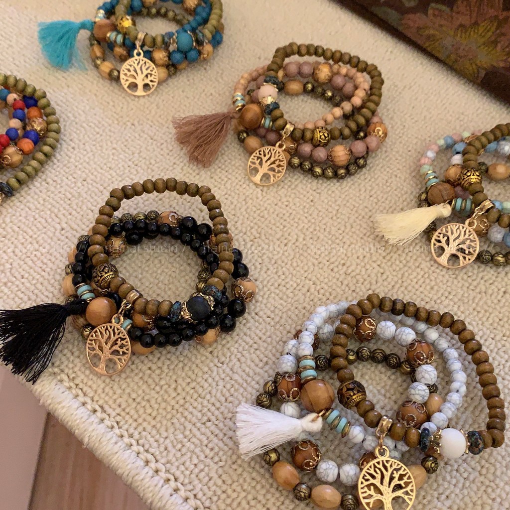 Vòng tay bohemian nhiều lớp gỗ đàn hương đính cườm, phong cách cổ điển và dân tộc, sang trọng và thoải mái.