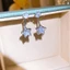 Bông tai Cubic Zirconia hình ngôi sao phía trước tông màu bạc, thiết kế hai chiều với hình tròn CZ & hình ngôi sao CZ thả, trang sức ngọt ngào tinh tế cho nữ