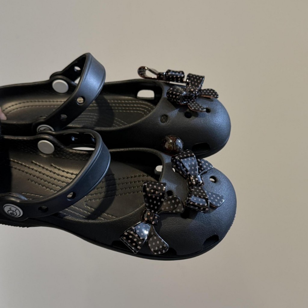 Phụ Nữ Bé Gái Tắc Sandal Giày DIY Quyến Rũ Phong Cách Dễ Thương Trắng Nơ Đen Mặt Dây Chuyền Nút Lỗ Giày Trang Trí Bộ Phụ Kiện Quà Tặng