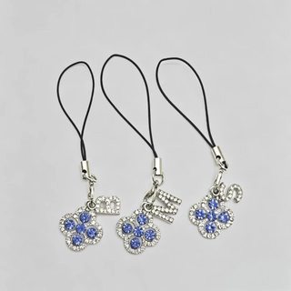 Mặt dây chuyền điện thoại di động diy Blue Diamond Four-leaf Clover Chữ cái tiếng Anh Mặt dây chuyền A-Z Mặt dây chuyền điện thoại di động Mặt dây chuyền