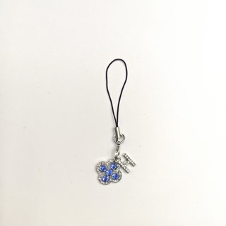 Mặt dây chuyền điện thoại di động diy Blue Diamond Four-leaf Clover Chữ cái tiếng Anh Mặt dây chuyền A-Z Mặt dây chuyền điện thoại di động Mặt dây chuyền