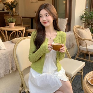 [Giảm giá trong thời gian có hạn] Áo len dệt kim màu xanh lá cây + Bộ đồ hai mảnh màu trắng cho nữ Mùa hè Phong cách mới Bộ đồ chống nắng phong cách Hàn Quốc Phong cách nhẹ nhàng
