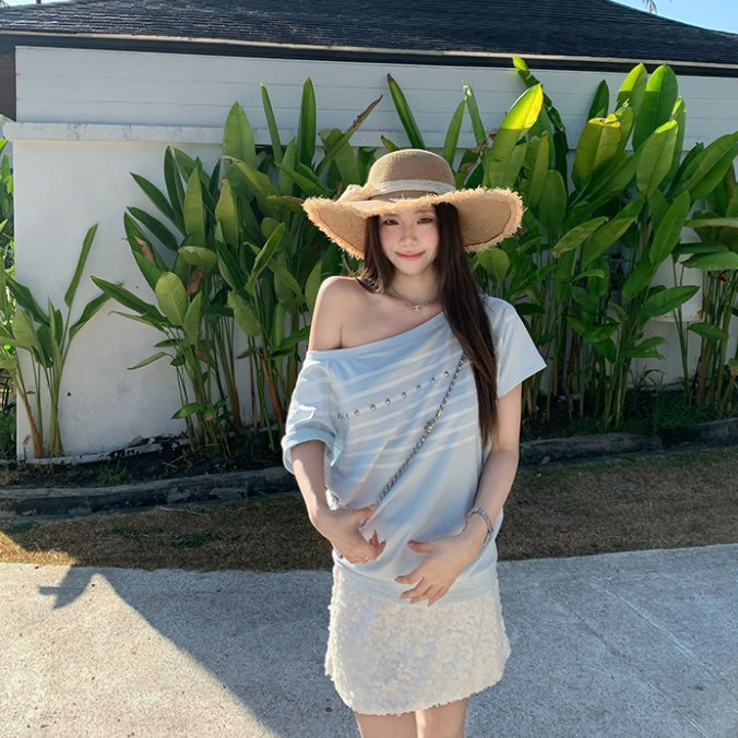 Nóng móng tay nghiêng vai sọc ống thẳng dáng rộng áo thun in hình lười biếng cho mùa hè đa năng lệch vai ngắn tay nữ