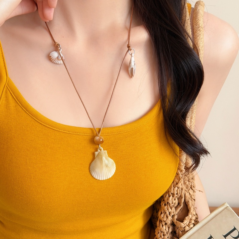 Đi biển phong cách kỳ nghỉ sao biển và vỏ vòng cổ áo len giản dị và thời trang dây chuyền nhẹ nhàng sang trọng và cao cấp cảm giác dây chuyền cổ