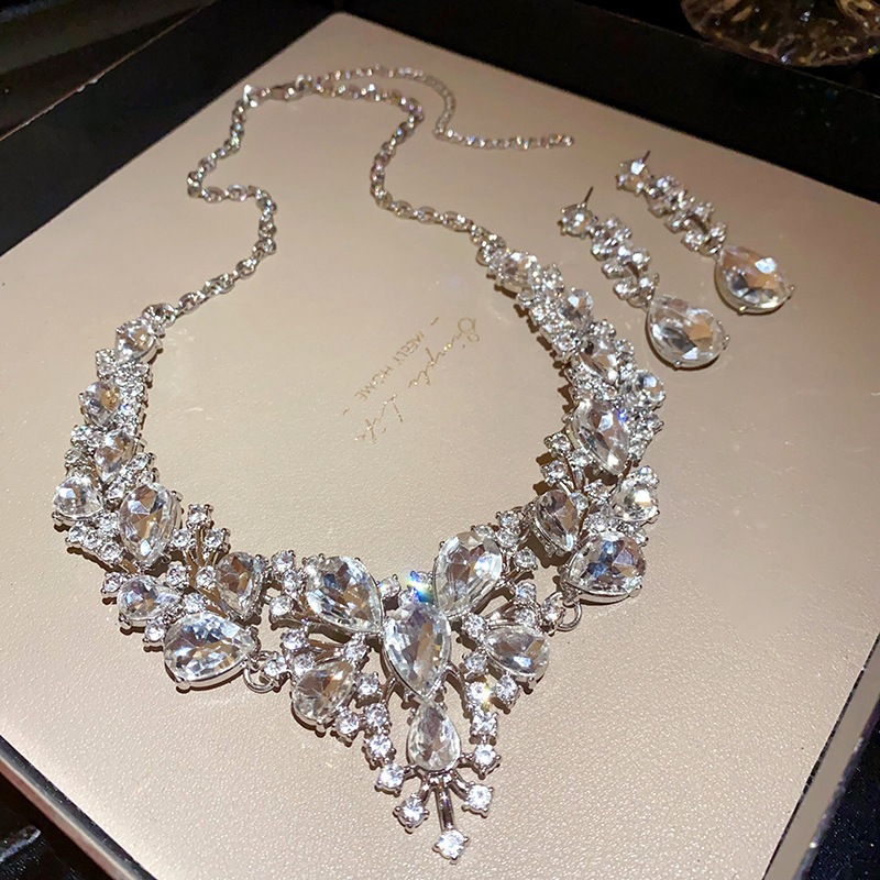 Bộ với vòng cổ bông tai thả kim cương phù hợp với Châu Âu và Mỹ tinh tế cổ cao cổ xương dây chuyền thời trang nhẹ nhàng phụ kiện sang trọng nữ