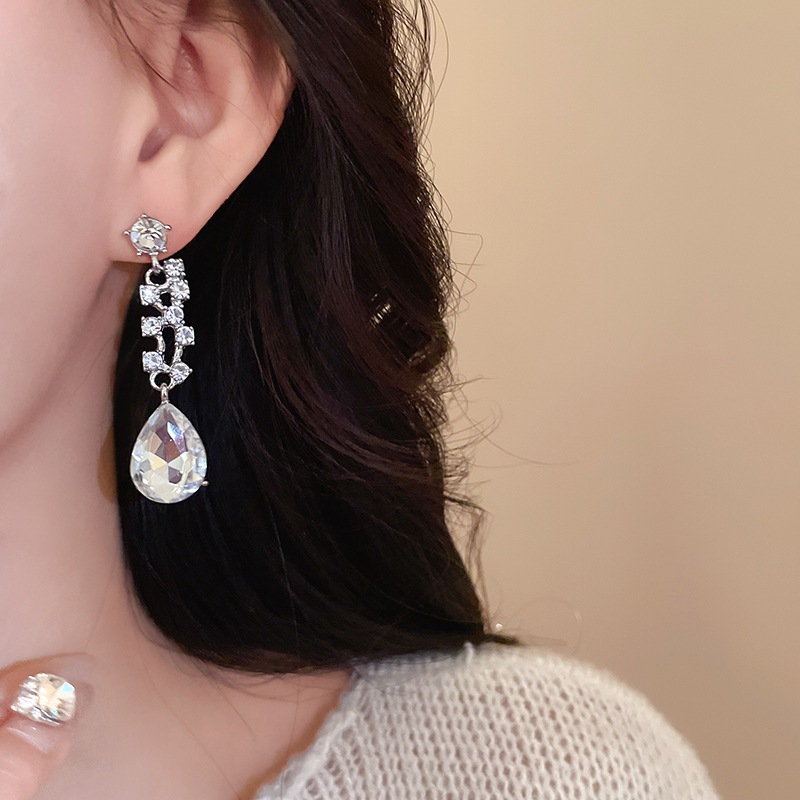 Bộ với vòng cổ bông tai thả kim cương phù hợp với Châu Âu và Mỹ tinh tế cổ cao cổ xương dây chuyền thời trang nhẹ nhàng phụ kiện sang trọng nữ