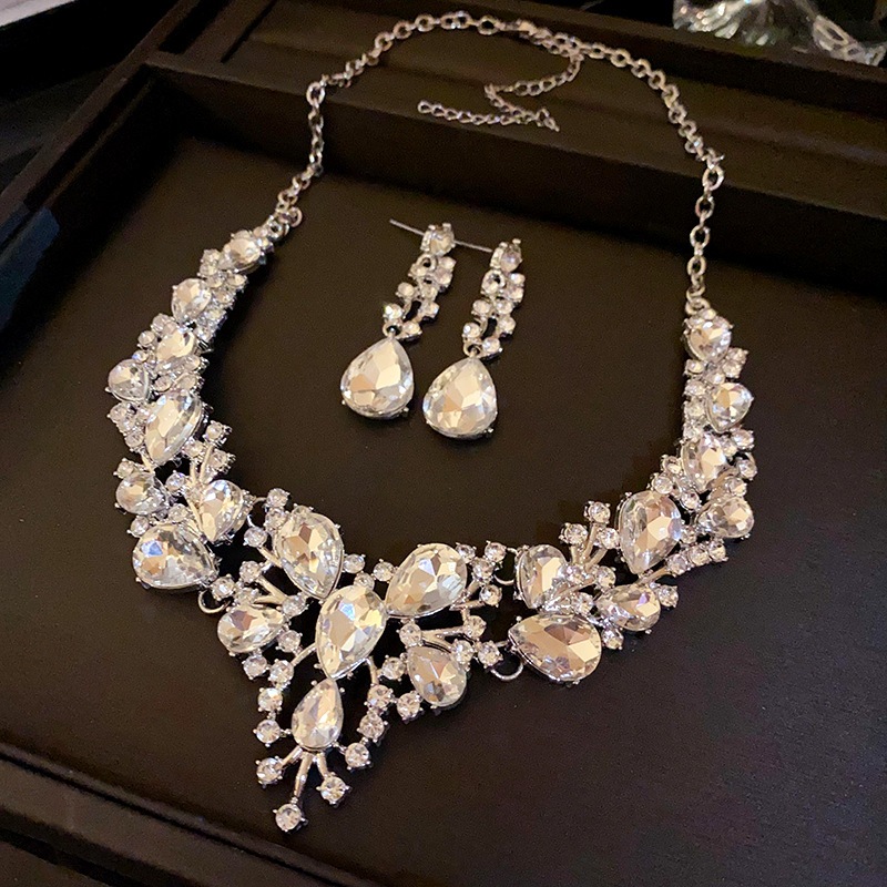Bộ với vòng cổ bông tai thả kim cương phù hợp với Châu Âu và Mỹ tinh tế cổ cao cổ xương dây chuyền thời trang nhẹ nhàng phụ kiện sang trọng nữ