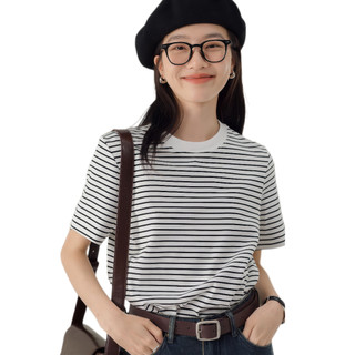 Cô gái Pháp Vibes trong áo thun sọc đen trắng này!