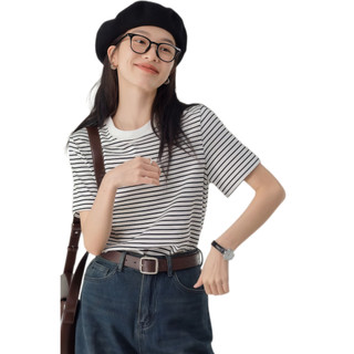 Cô gái Pháp Vibes trong áo thun sọc đen trắng này!