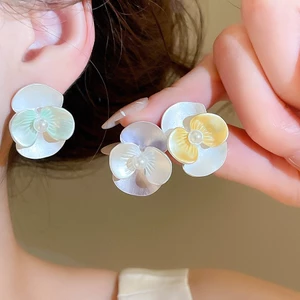 Bông tai đính hoa tráng men màu bạc với trung tâm ngọc trai giả, Trang sức hoa thanh lịch ngọt ngào dành cho nữ mặc hàng ngày & thường ngày