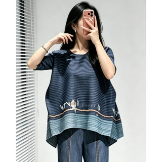 Miyake Phong Cách Hồ Sơ Xếp Ly Top Rời Tây Tạng Thịt Ôm Hơn Cổ Tròn Tay Ngắn In Hình