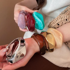 Vòng tay còng nhựa mặt hình học, Vòng tay Acrylic Chunky cổ điển với thiết kế bản lề, Trang sức tuyên bố dành cho nữ mặc thường ngày & văn phòng